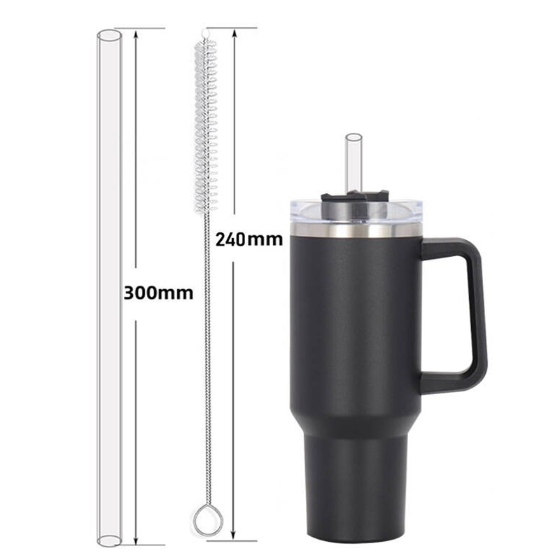 Maßzeichnung: Halm 300 mm, Reinigungsbürste 240 mm, daneben ein Tumbler als Größenvergleich